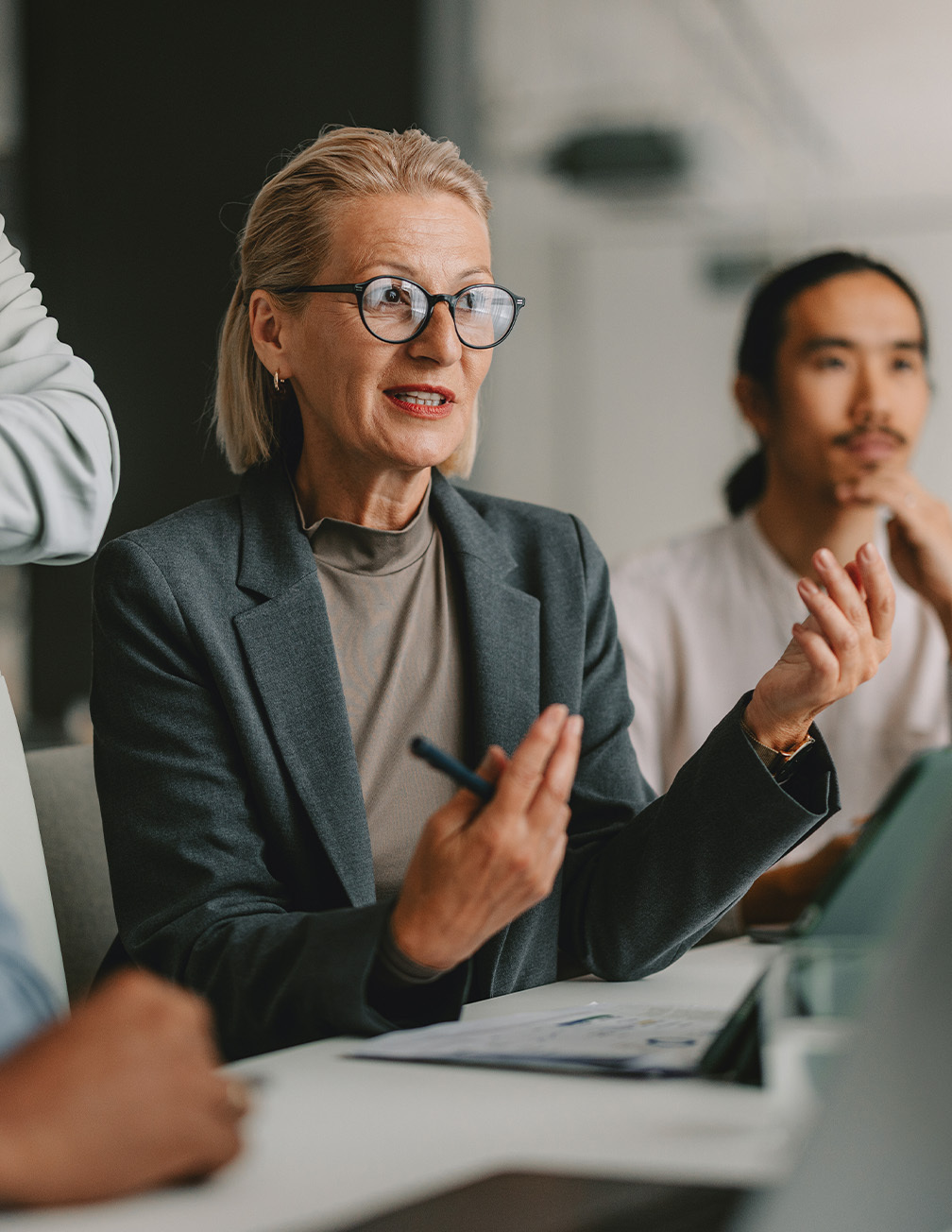 research consultant presenting in meeting